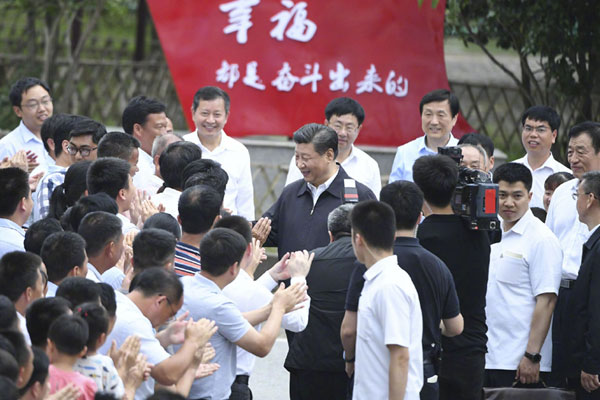 習近平到潭頭村看望老區群眾 習近平到潭頭村看望老區群眾